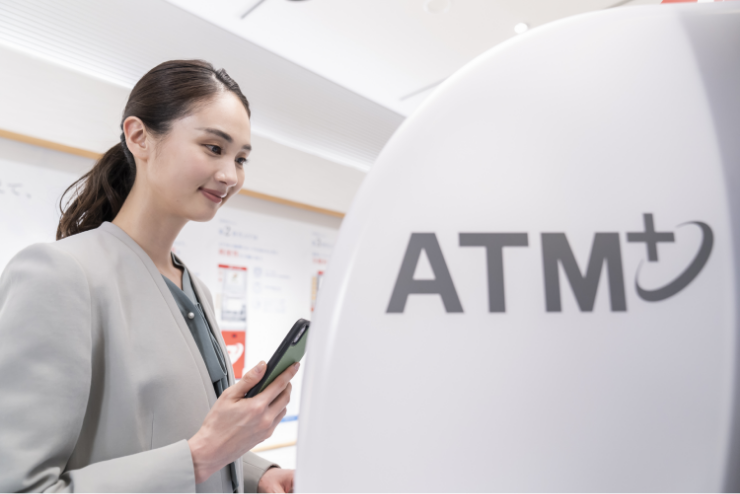 セブン銀行ATMでスマートフォンでの取引をするイメージ