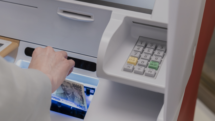 セブン銀行ATMでキャッシュレス決済の現金チャージをするイメージ