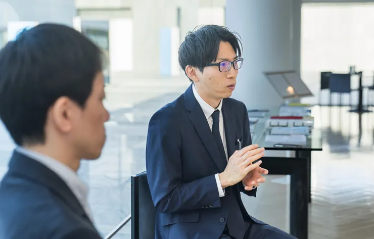 豊田市役所の鈴木 満明さん（右）が、エピソードを思い出しながら答えている様子