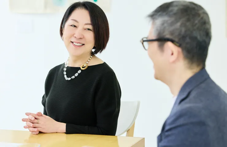 株式会社ホワイトシップの長谷部 貴美さん（左）と、セブン銀行の竹田 達哉（右）が、研修の感想を答えている様子